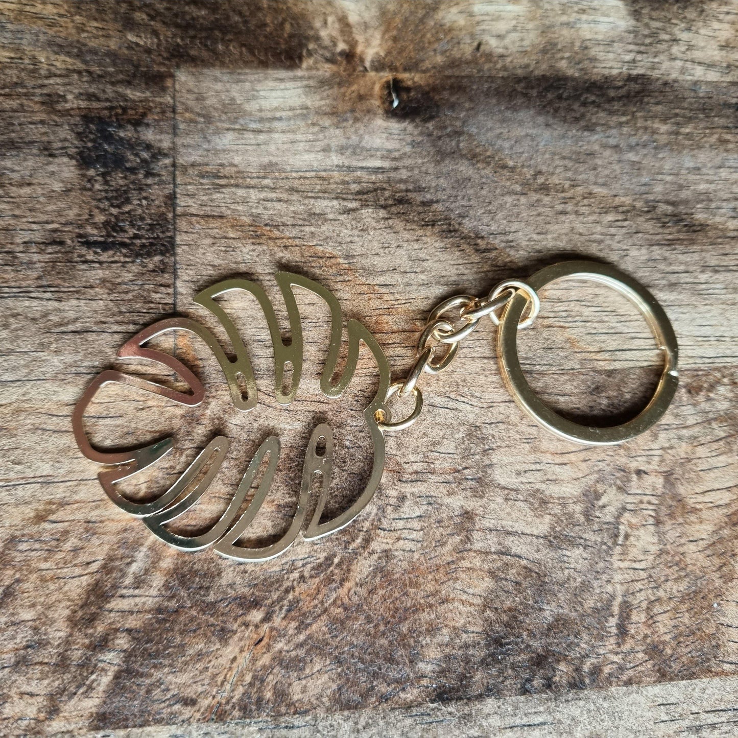Gold hollow monstera leaf keychain - Leaf and Leisure