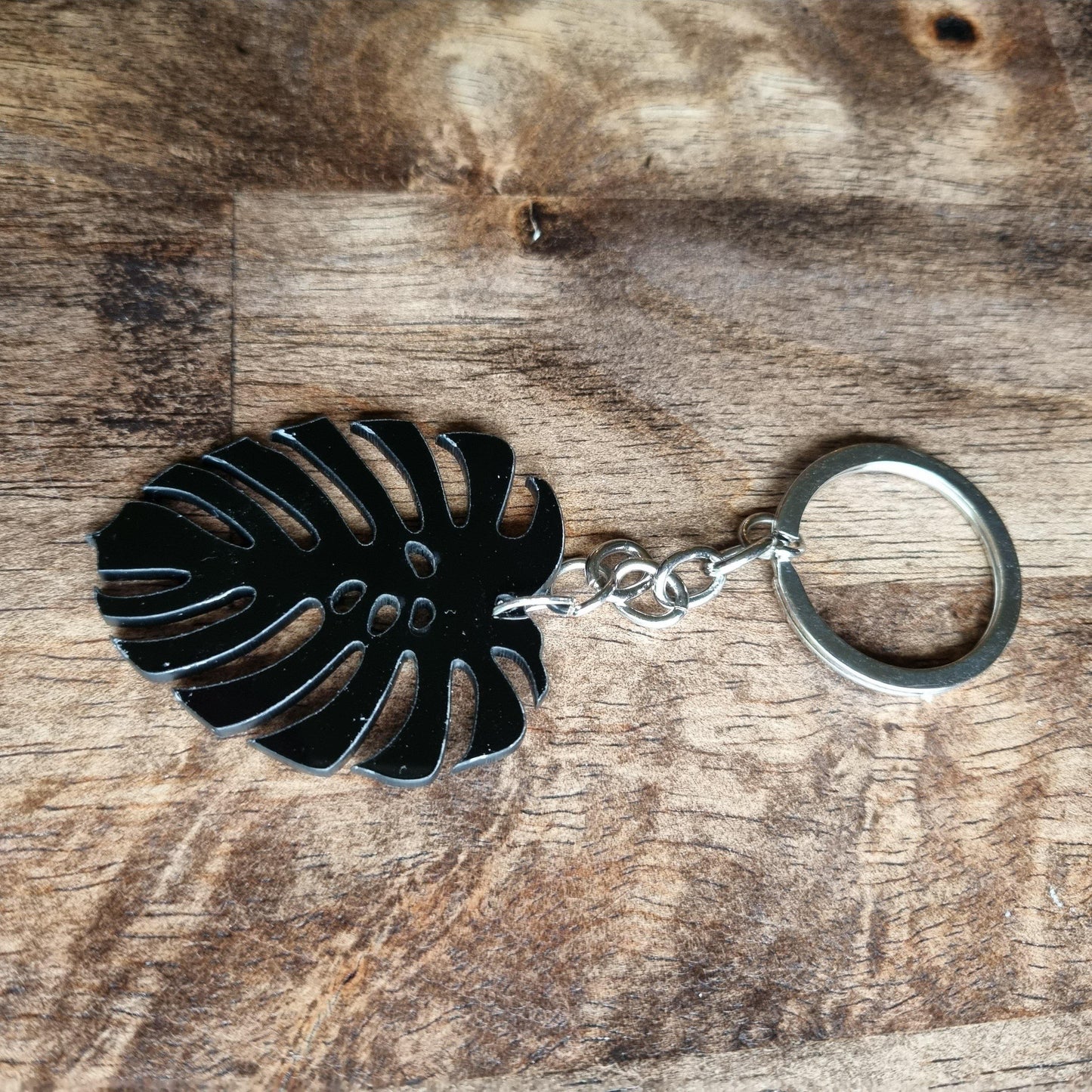 Black monstera leaf keychain - Leaf and Leisure
